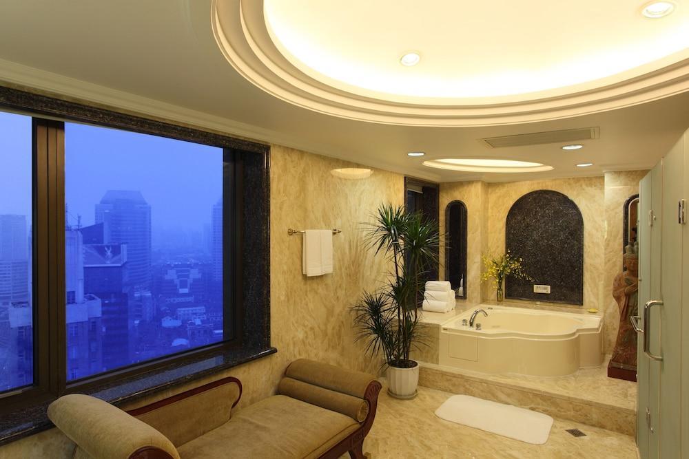 Holiday Inn Shanghai Nanjing Road By Ihg Exterior foto A bathroom in a suite at the Ritz-Carlton, Osaka