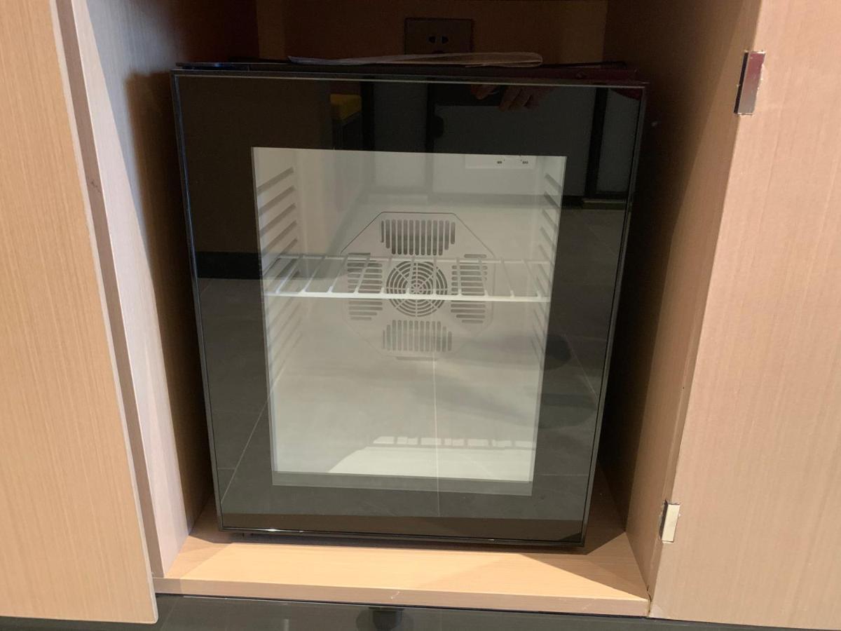 Holiday Inn Shanghai Nanjing Road By Ihg Exterior foto A mini-refrigerator in a hotel room