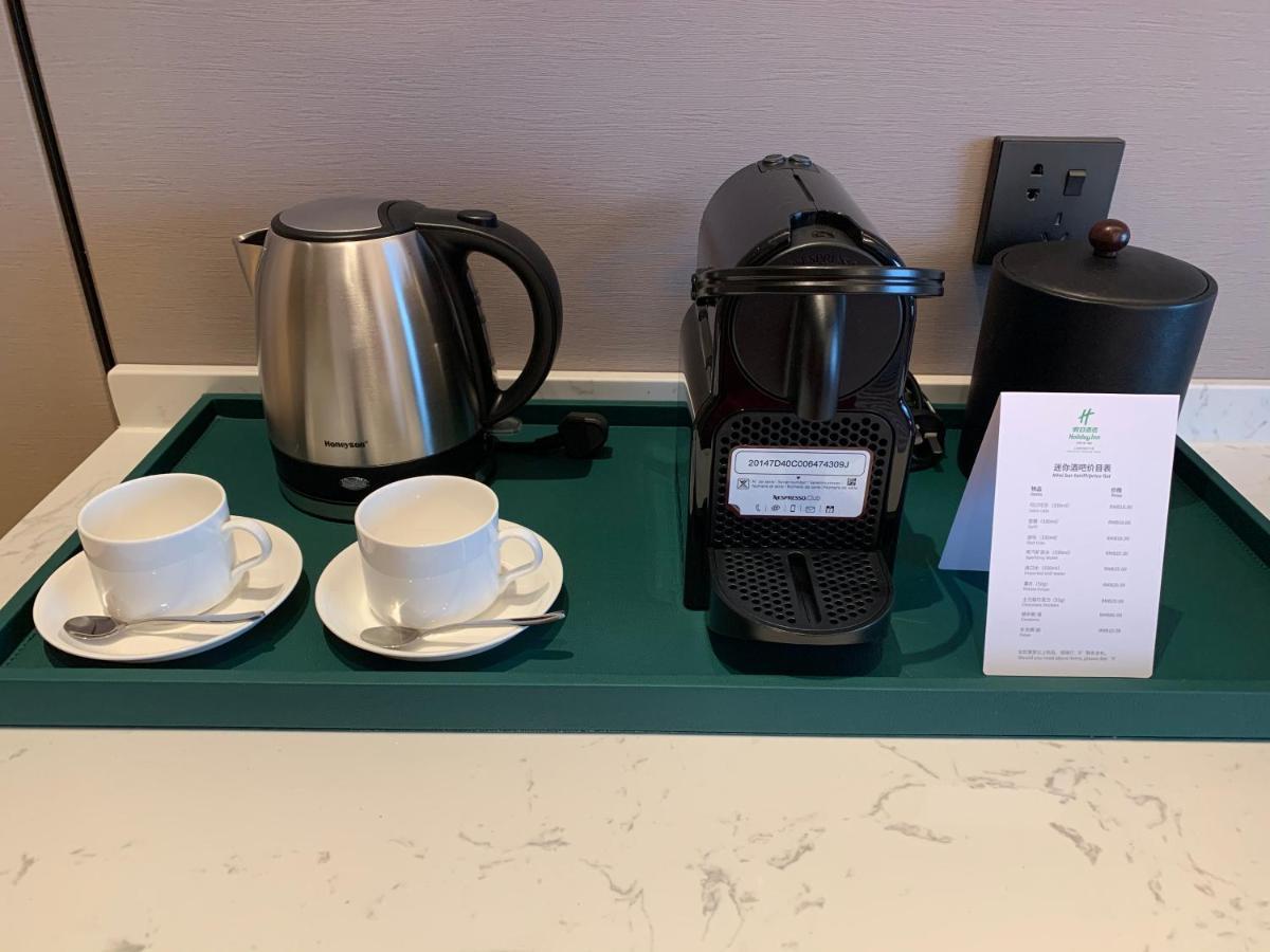Holiday Inn Shanghai Nanjing Road By Ihg Exterior foto A Nespresso coffee machine in a hotel room