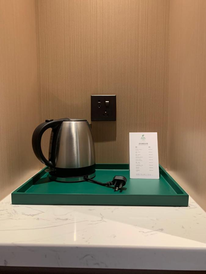 Holiday Inn Shanghai Nanjing Road By Ihg Exterior foto A kettle in a hotel room