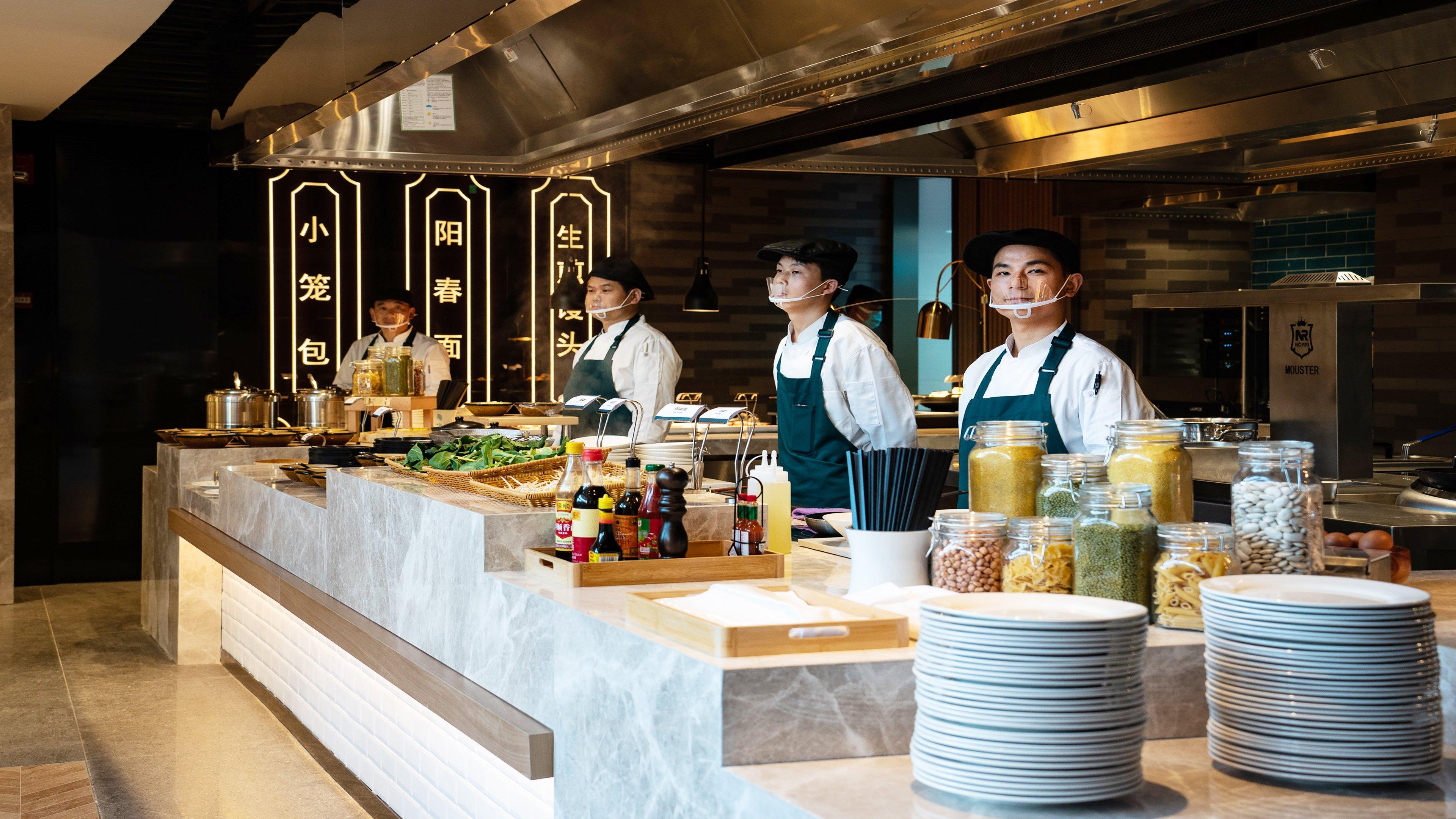 Holiday Inn Shanghai Nanjing Road By Ihg Exterior foto Live kitchen at the hotel