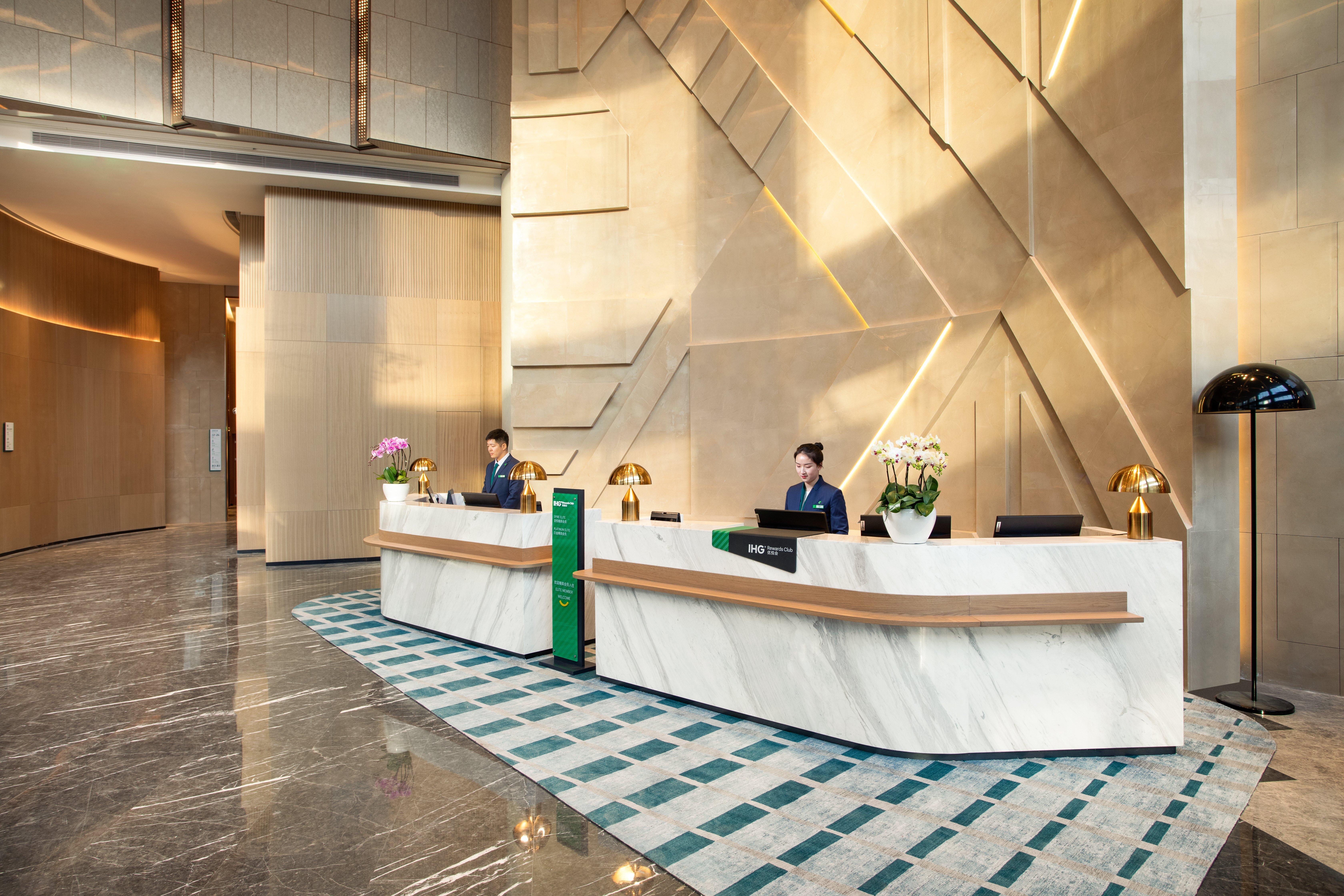 Holiday Inn Shanghai Nanjing Road By Ihg Exterior foto The lobby of the hotel