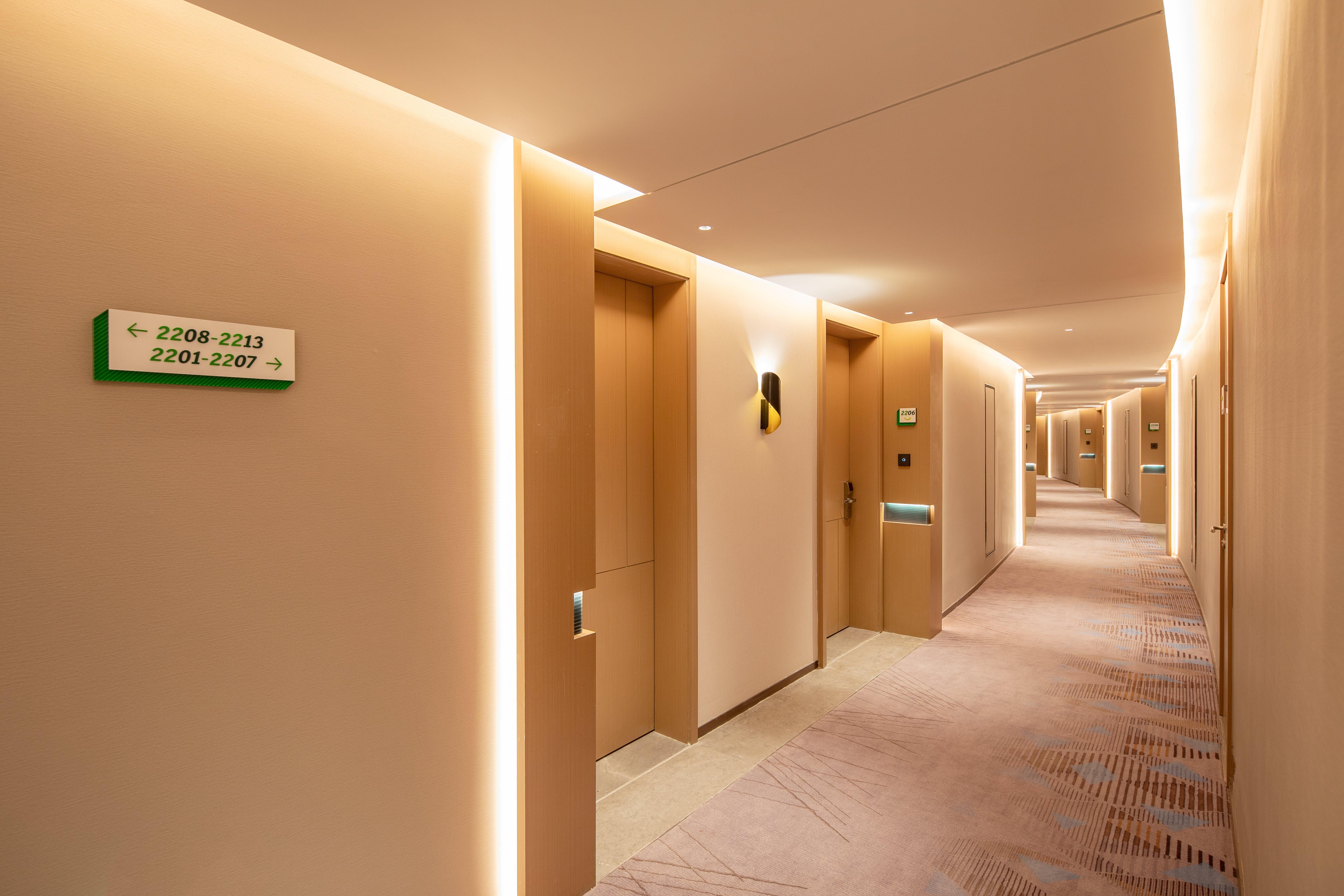 Holiday Inn Shanghai Nanjing Road By Ihg Exterior foto A corridor at the hotel