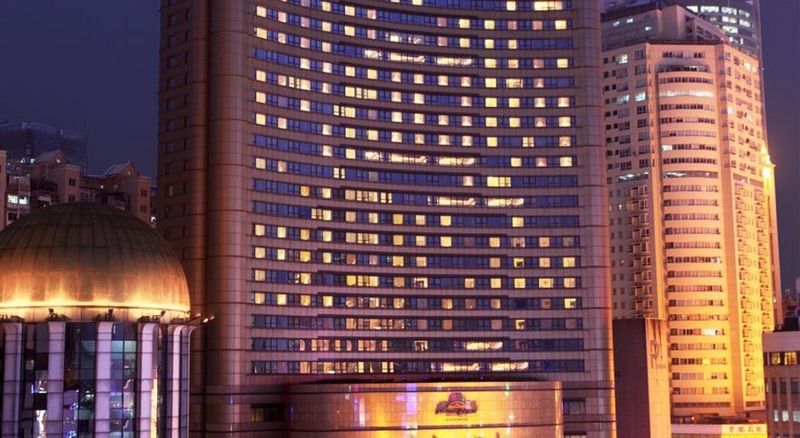 Holiday Inn Shanghai Nanjing Road By Ihg Exterior foto The hotel at night